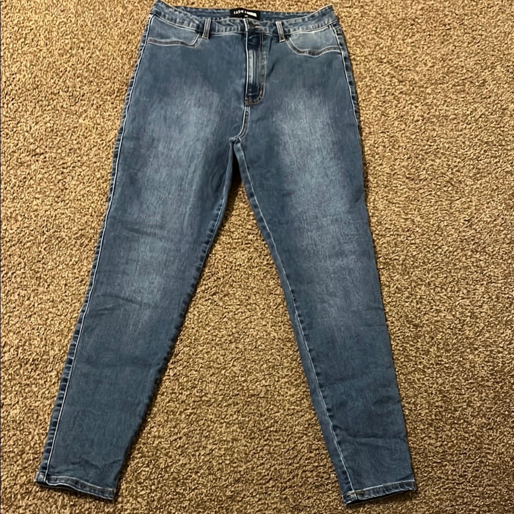 Fashion Nova Women’s Medium Wash jeans